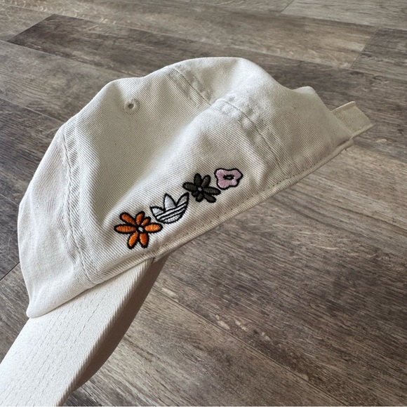 Like New! Adidas “Always Original” Embroidered Flower Cream Baseball Hat - Picture 7 of 7